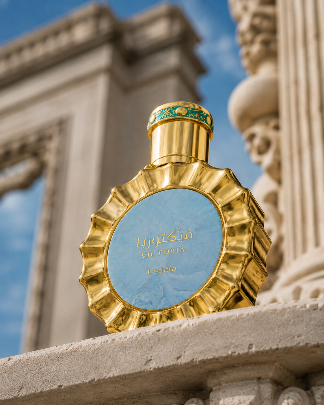 Flacone del profumo Victoria di Lattafa in un’ambientazione elegante