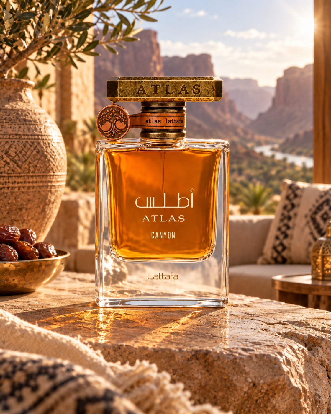 Flacone del profumo Lattafa Atlas Canyon Eau de Parfum 55ml unisex in un’ambientazione elegante