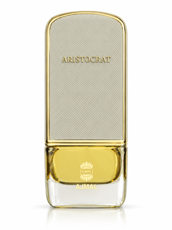Ajmal Aristocrat, flacone di profumo visto frontalmente con parte superiore color avorio dalla texture geometrica, bordi dorati e base in vetro trasparente contenente liquido giallo chiaro, su sfondo bianco.