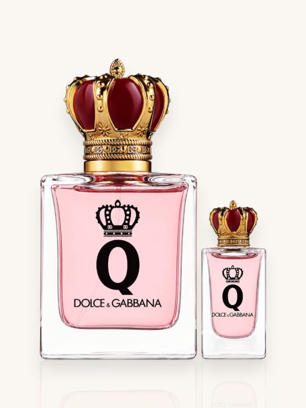 Dolce & Gabbana Q Christmas Fragrance Set, due flaconi di profumo con liquido rosa chiaro, logo Q nero e tappo a forma di corona dorata con dettagli rosso rubino, su sfondo bianco.